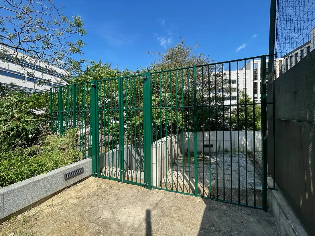 Clôture acier à barreaudage et portail, lycée à Levallois-Perret