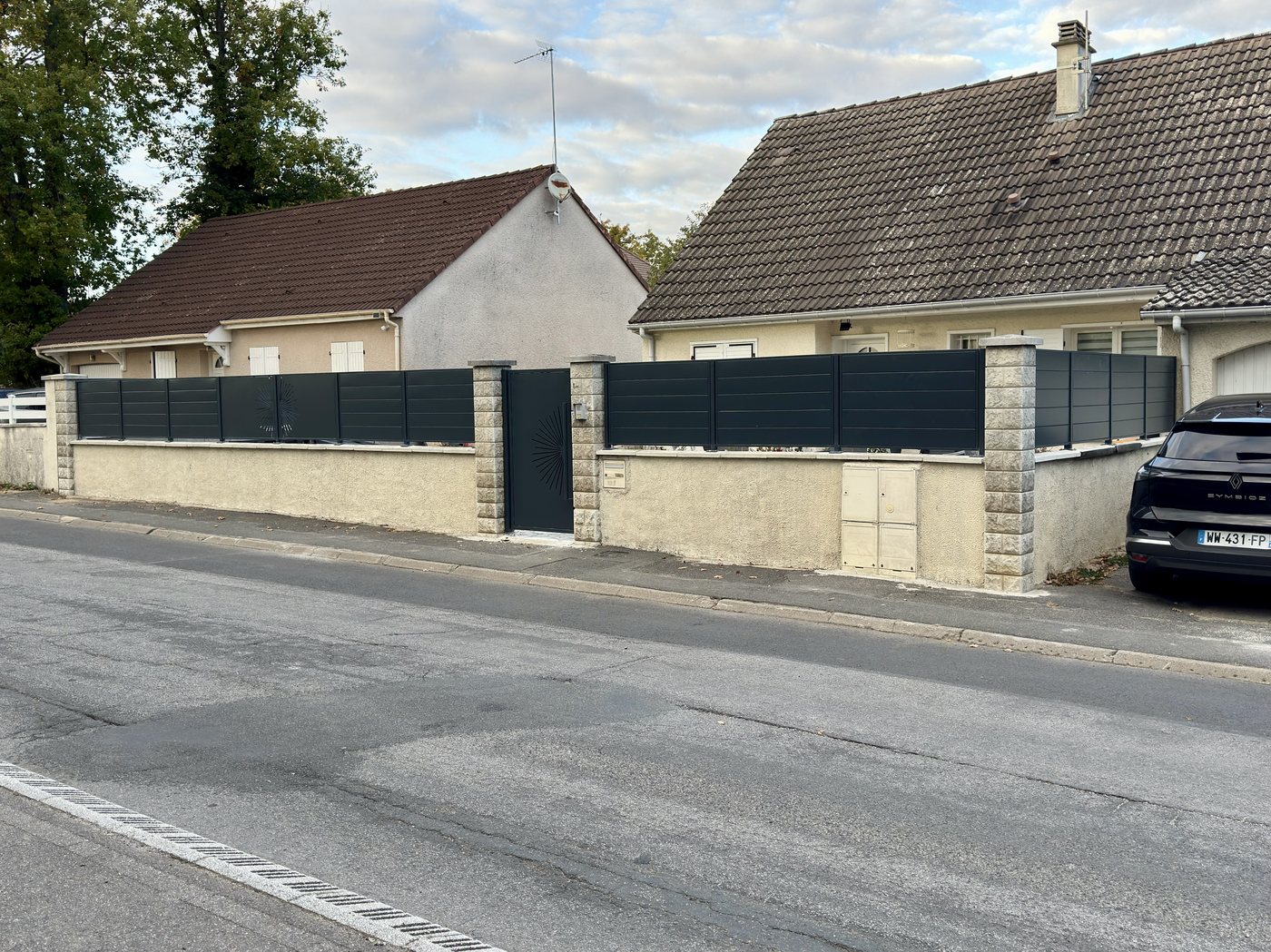 Clôture grise avec portillon devant pavillon