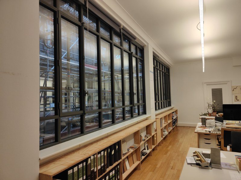 Cour intérieure façades acier vue du bas