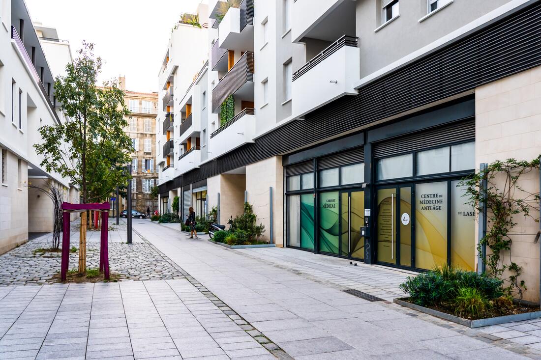 Façade acier vitrée isolée pour local tertiaire, menuiserie extérieure S2M en Île-de-France