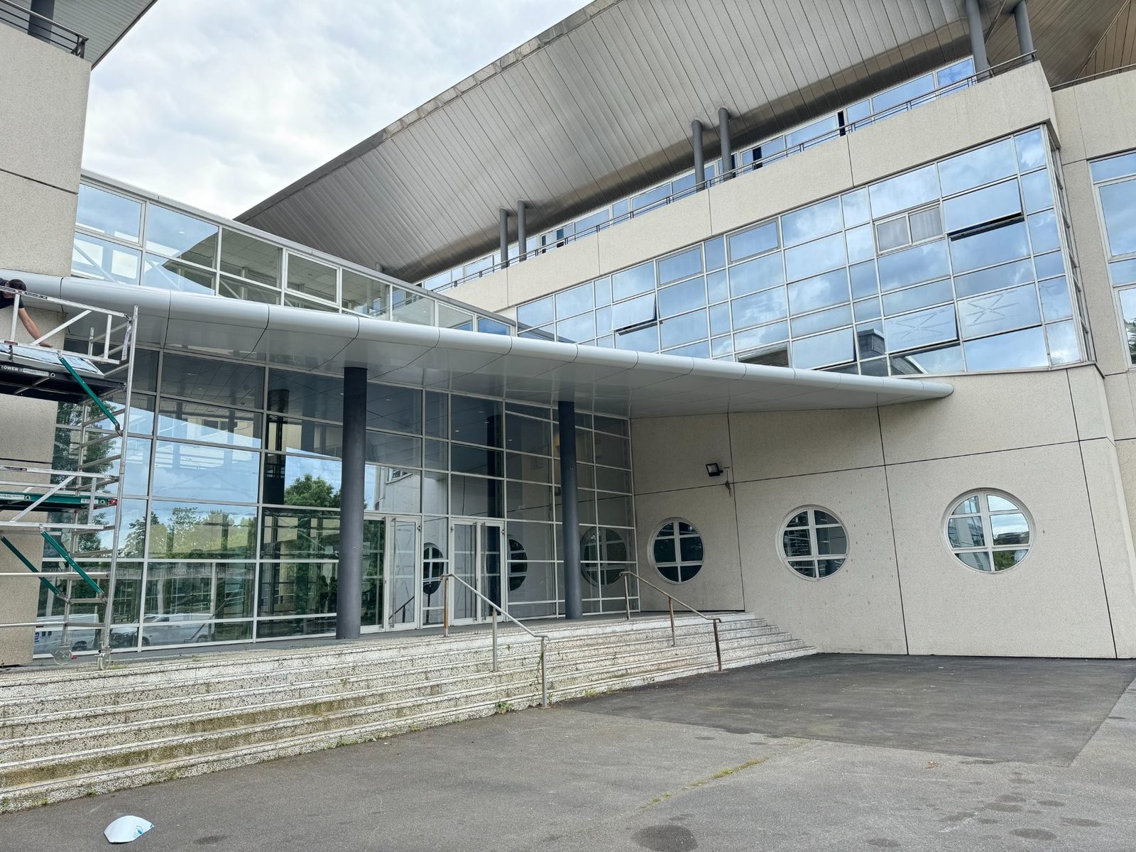 Façade vitrée et auvent en panneau composite
