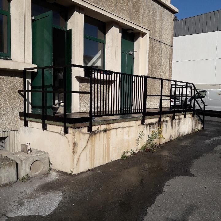 Garde-corps et portes vertes