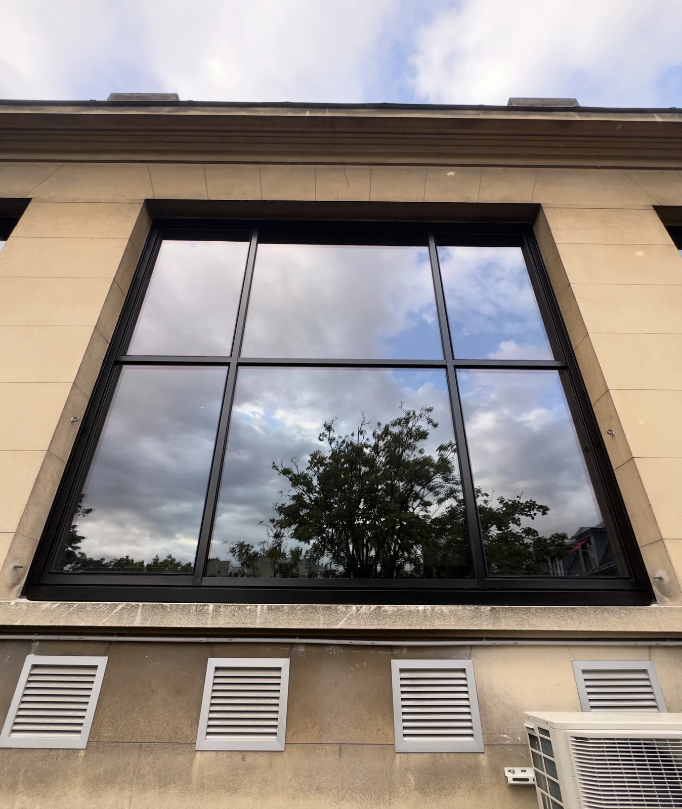 Mur-rideau VEC à ouvrant caché à projection ouvert, motorisation par boîtier à chaîne — façade vitrée S2M en Île-de-France