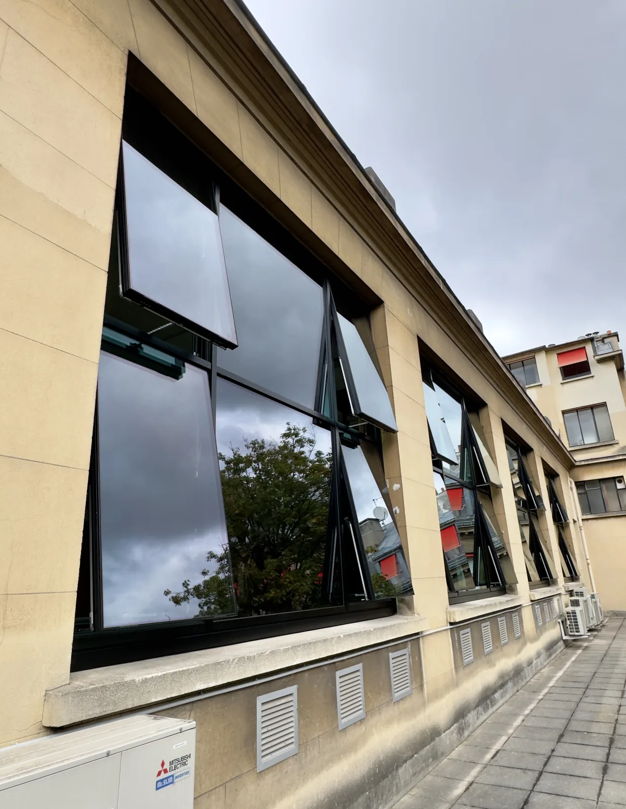 Mur-rideau à Vitrage Extérieur Collé (VEC), façade vitrée à ouvrant caché fermé, trame acier fine — menuiserie extérieure S2M