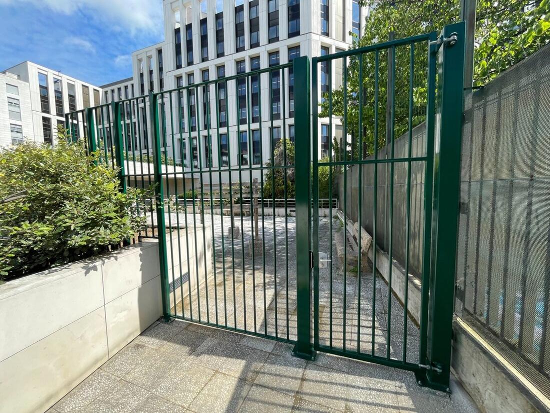 Portail métallique vert pour établissement public
