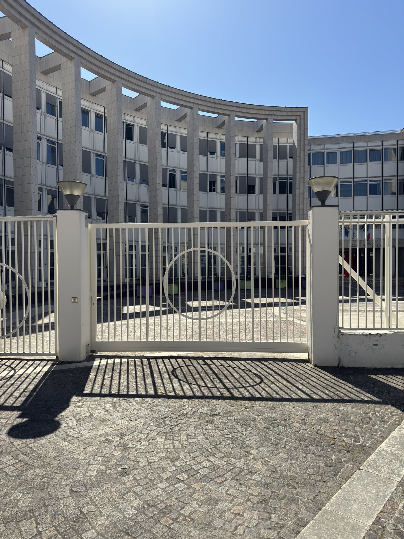 Portail coulissant acier autoportant établissement public
