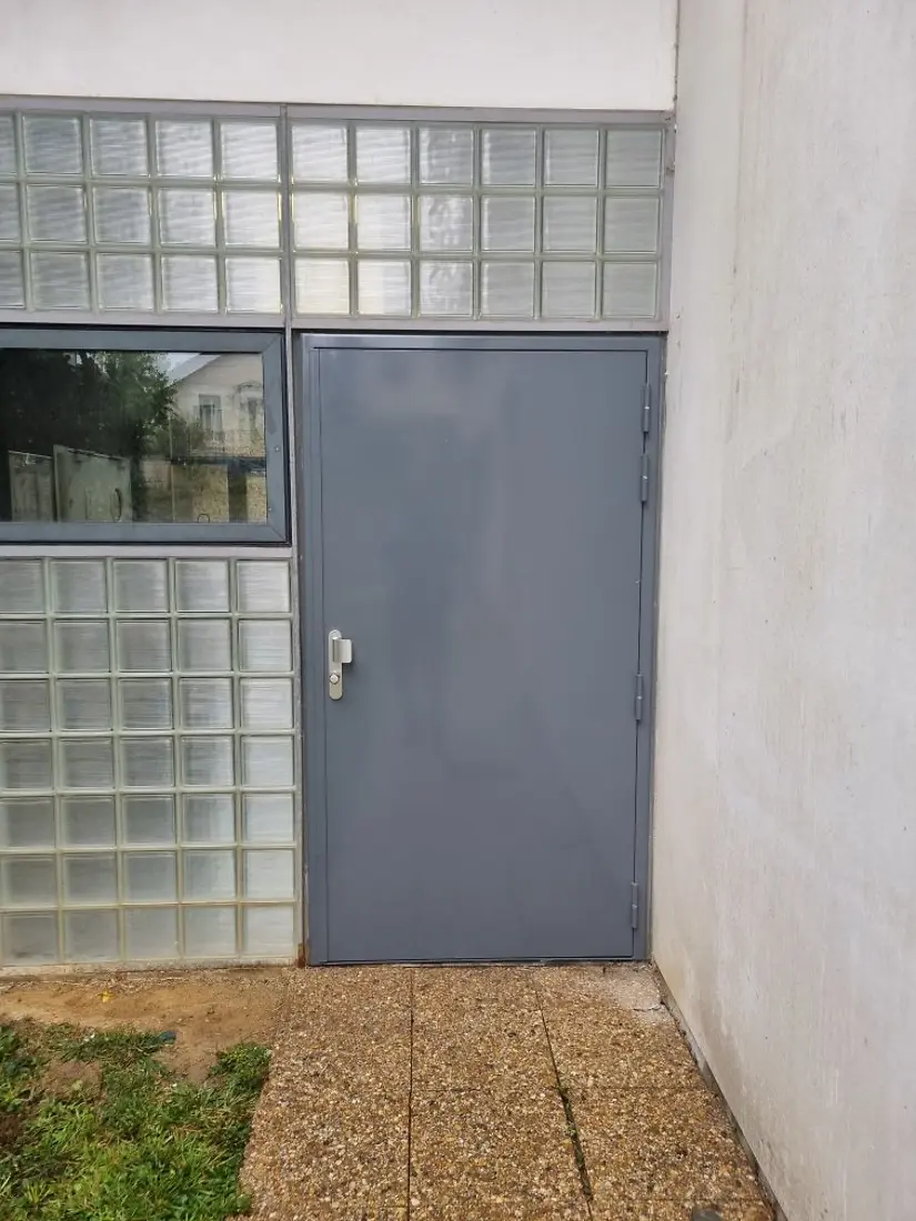 Porte acier de sûreté grise posée en lycée