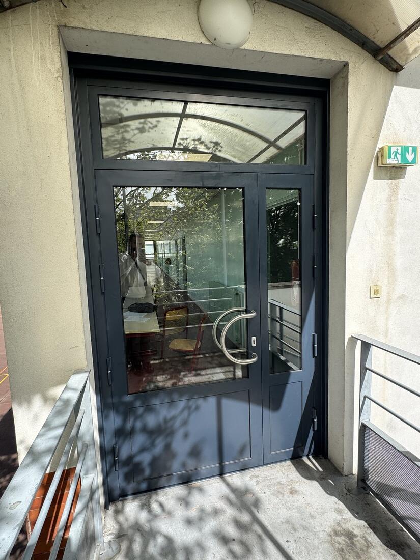 Porte acier vitrée anthracite à 2 vantaux avec imposte vitrée, menuiserie S2M en Île-de-France