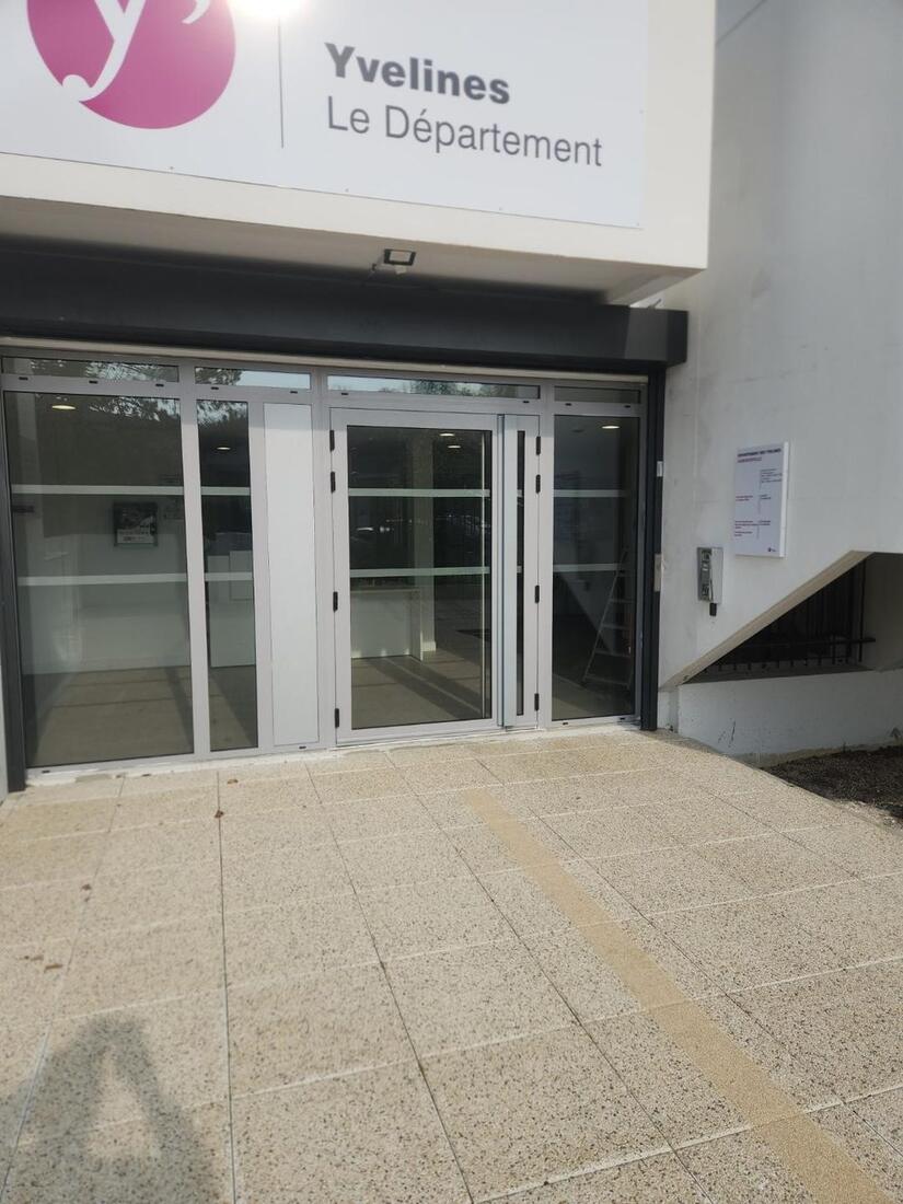 Porte aluminium et ensemble vitré, menuiserie extérieure S2M — bâtiment public dans les Yvelines