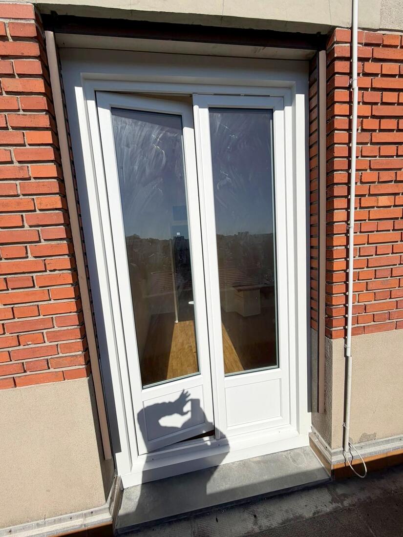 Porte-fenêtre 2 vantaux avec volet roulant, menuiserie extérieure S2M en Île-de-France