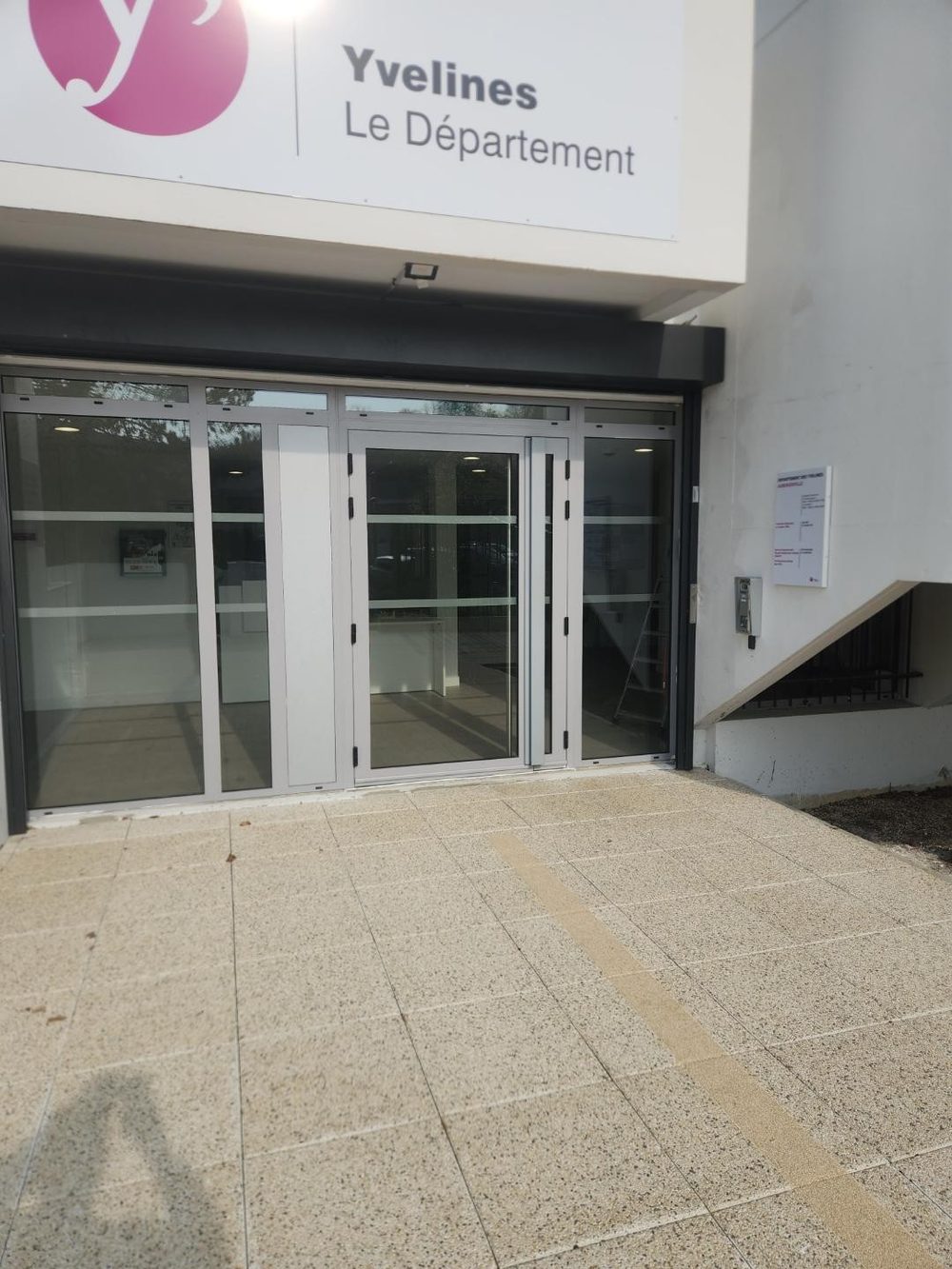Porte vitrée bâtiment Yvelines