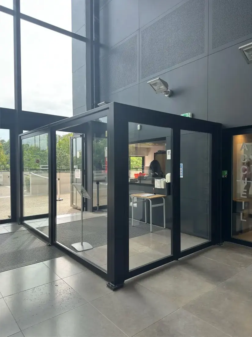 SAS d'entrée acier vitré, porte double asservie au SSI et contrôle d'accès — S2M